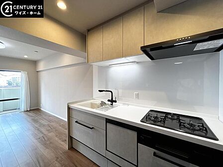 【キッチン】洗練されたシステムキッチンが住空間の美意識を高める。