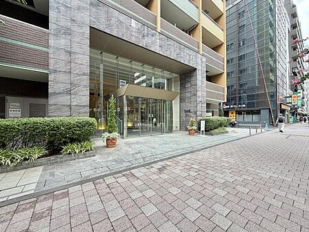 落ち着いた色合いで、周囲の街並みに馴染む外観です。