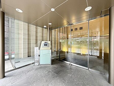 優雅さも感じられる重厚で高級感のあるエントランスです。