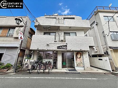 【外観】周囲の街並みと調和する落ち着いた色調。