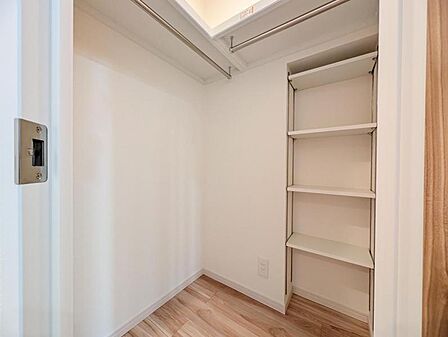 【収納】 大きなWICが完備。衣類や大きな家電などをマルチに収納できて住空間をより広げてくれます。