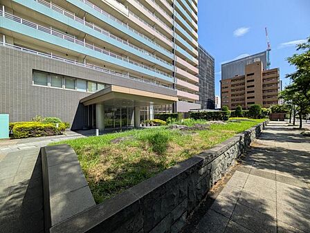 【エントランス】 しっかりと管理が行き届き開放感があり明るいマンションの顔