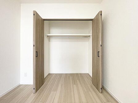 【収納】大きなWIC完備。衣類や大きな家電などをマルチに収納できて住空間をより広げてくれます。