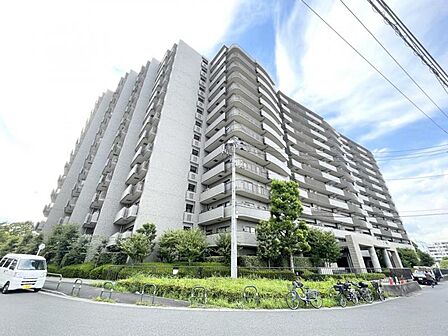 【外観】 閑静な住宅街に佇む、品のあるマンション。街の空気に溶け込む、穏やかな佇まいです。