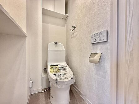 【トイレ】白を基調とした清潔感あふれる空間となっております。