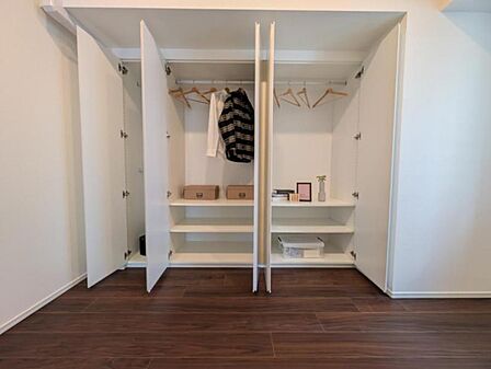 【収納】大容量の収納が各部屋にあるから、生活感をスッキリ隠せる。来客時も慌てず、日常も気持ちよく。