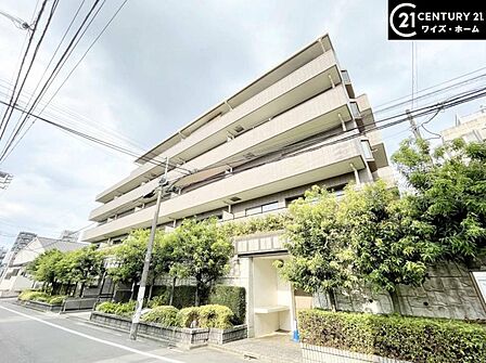 【外観】豊かな植栽に包まれ、前面道路からゆとりがありプライバシーも保たれます。