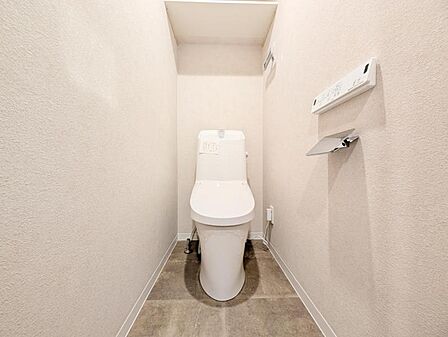 【トイレ】　小さなお子さまも使うトイレだからこそ、掃除のしやすさは大切。床材や壁の素材にも配慮され、日々のメンテナンスがぐっとラクになります。