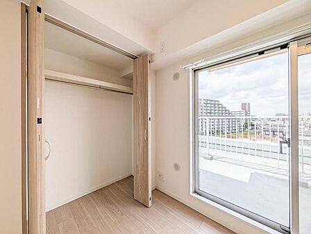 【収納】　大型のクローゼット完備。衣類だけではなく上部にバッグなどの小物、下部には季節の家電やスーツケース等スッキリと収納可能です