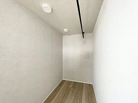 【洋室:10帖】採光が入りやすい明るい洋室です。