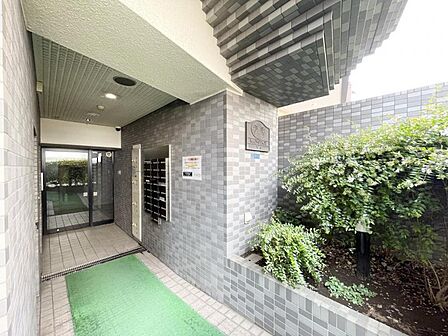 【エントランス】訪れる人を穏やかに迎え入れる空間。