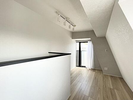 【洋室:10帖】フローリング仕様でお手入れもしやすいお部屋です。