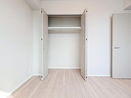 【収納】 大型のクローゼット完備。衣類だけではなく上部にバッグなどの小物、下部には季節の家電やスーツケース等スッキリと収納可能です