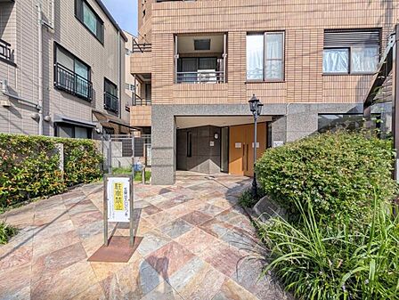 【エントランス】 しっかりと管理が行き届き開放感があり明るいマンションの顔