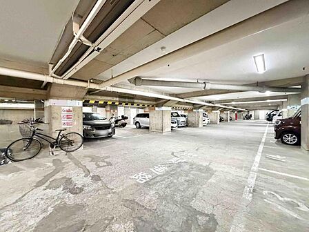 【駐車場】お車をお持ちの方に嬉しい敷地内駐車場。空き状況についてはお問い合わせください。