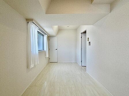 【洋室：6.1帖】シンプルで落ち着いた洋室は寝室に。一日の終わりに、ほっとひと息つけるプライベート空間です。