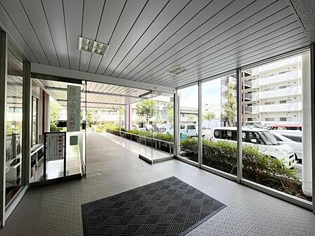 【エントランス】上質な雰囲気を纏う共用スペース。