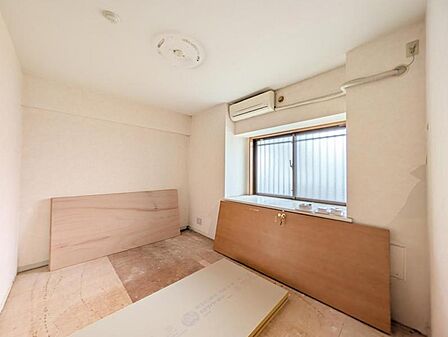 【洋室:6.1帖】 朝の目覚めが楽しみです。朝日が心地よく差し込む、理想の寝室。