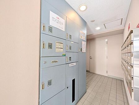 【宅配ボックス】 不在時も安心の宅配ボックスも備わっています