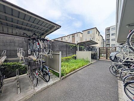 【駐輪場】 屋根付きの駐輪スペースがあり、雨の日も安心です。