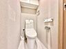 トイレ：【トイレ】　小さなお子さまも使うトイレだからこそ、掃除のしやすさは大切。床材や壁の素材にも配慮され、日々のメンテナンスがぐっとラクになります。