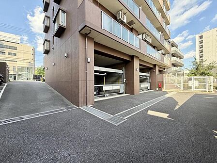 【駐車場】お車をお持ちの方に嬉しい敷地内駐車場。