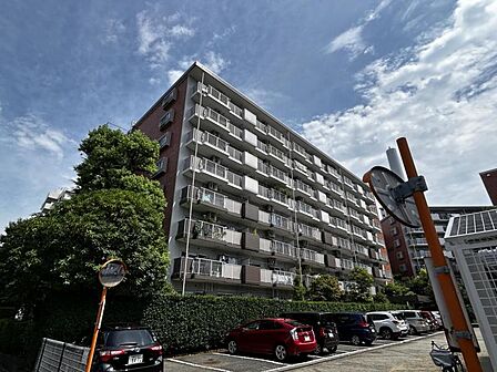 【外観】陽光をたっぷりと取り込む明るい住空間。圧迫感がなく街並みに馴染む落ち着いた佇まい。