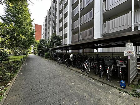 【駐輪場】敷地内に整理された駐輪場があり、愛車の保管に便利。