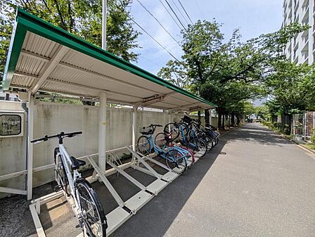 【駐輪場】　屋根付きの駐輪場は雨の日などにとても重宝します。