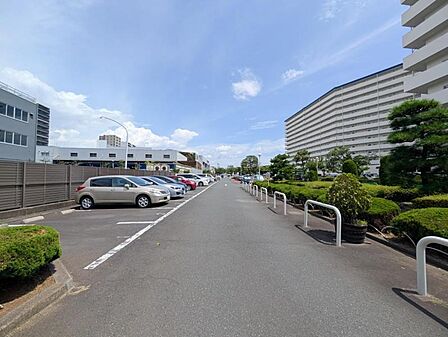 【駐車場】　スペースにゆとりがあり、駐車がしやすいフラットな設計です。