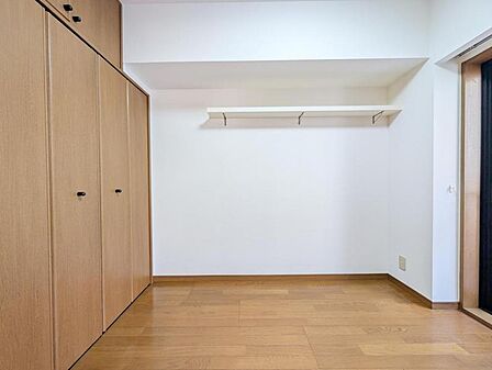 【洋室:4.2帖】 一日の疲れをいやしてくれる主寝室。時を忘れて過ごす場所として過ごせるお部屋です。