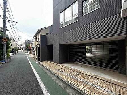 【周辺環境】幅員にゆとりある前面道路。視界が広がり、確かな開放感があります。