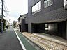 エントランス：【周辺環境】幅員にゆとりある前面道路。視界が広がり、確かな開放感があります。