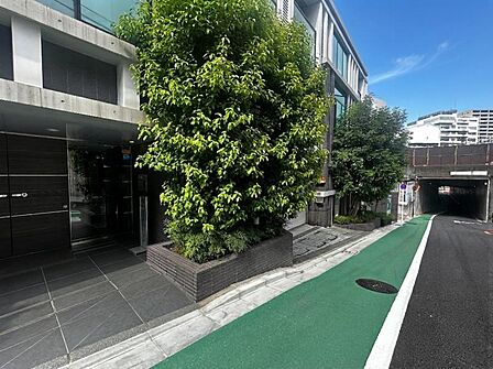 【エントランス】閑静な住宅街に佇む住まい。