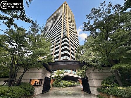 【外観】都心にそびえる洗練のタワー。街の景色を一望できる、圧倒的な開放感があります。