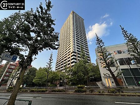 【外観】空へと伸びるシャープなライン。洗練された都市生活の象徴。