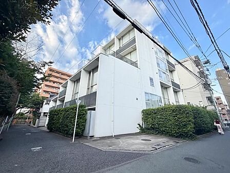 【外観】 静かな住宅街に映える、端正なマンション。暮らしの舞台にふさわしい、落ち着きと品格を備えています。