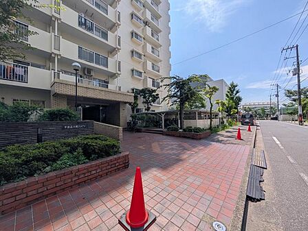 【エントランス】住まいへと続く落ち着いた導入空間。