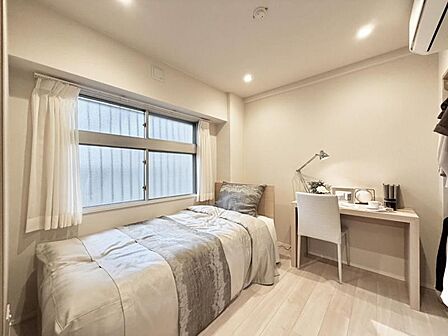 【洋室】プライベートなお部屋ではゆったりとした時間を過ごしたいです。音楽を聴いたり読書したりと落ち着いた時間が流れる住空間。