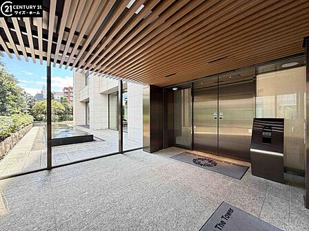 【エントランス】「ただいま」を優しく包む、温かな光とゆとりあるエントランス。