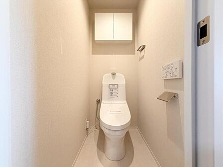 【トイレ】 小さなお子さまも使うトイレだからこそ、掃除のしやすさは大切。床材や壁の素材にも配慮され、日々のメンテナンスがぐっとラクになります。