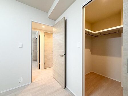 【収納】 大きなWICが完備。衣類や大きな家電などをマルチに収納できて住空間をより広げてくれます。