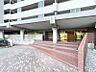 外観：【外観】落ち着いた外観と住まいへと続く落ち着いた導入空間。