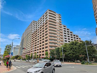 外観:【外観】 青空に映える重厚な佇まい。都心の喧騒を忘れさせる端正な外観。 外観:【外観】 青空に映える重厚な佇まい。都心の喧騒を忘れさせる端正な外観。
