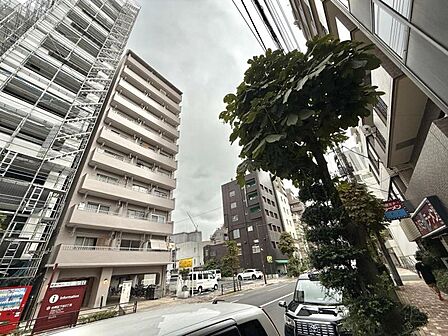 【外観】都心に佇むスマートな外観。洗練された街並みに、静かに映える存在感です。