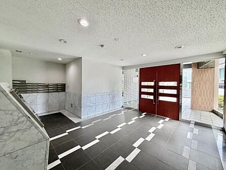 【エントランス】清潔感のあるエントランス。住人同士のゆるやかな交流を育む場。