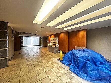 【エントランス】建物の印象を高める洗練された佇まい。