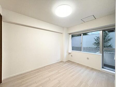 【洋室：5.2帖】シンプルで綺麗な形の居室は季節に合わせてインテリアを楽しみながらお住まいいただけます。