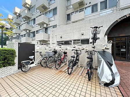 【駐輪場】敷地内に整理された駐輪場があり、愛車の保管に便利。