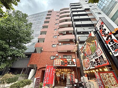 【外観】赤レンガ調の外観が印象的なマンション。時を重ねても色褪せない、レトロで落ち着きのある佇まいが魅力です。